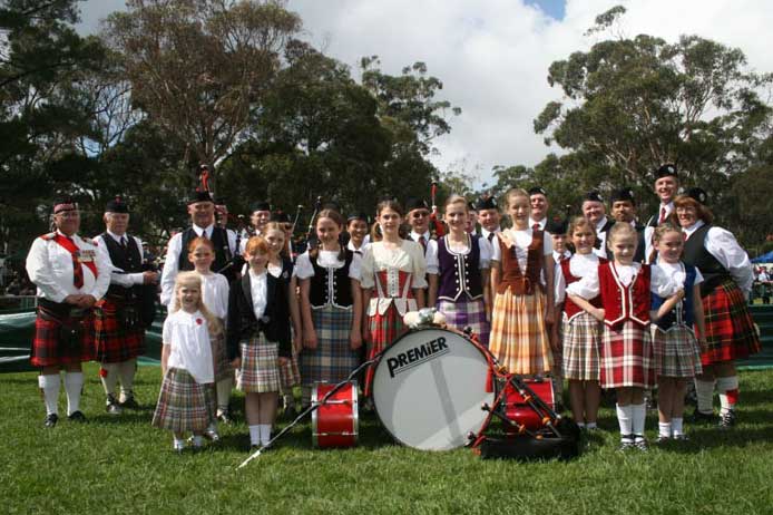 Illawarra Pipe Band at the rear and the Blaas Dancers at the front